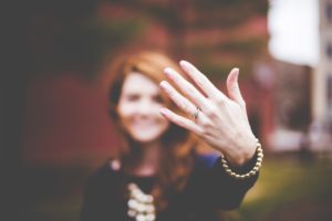 婚約指輪を見せつける女性